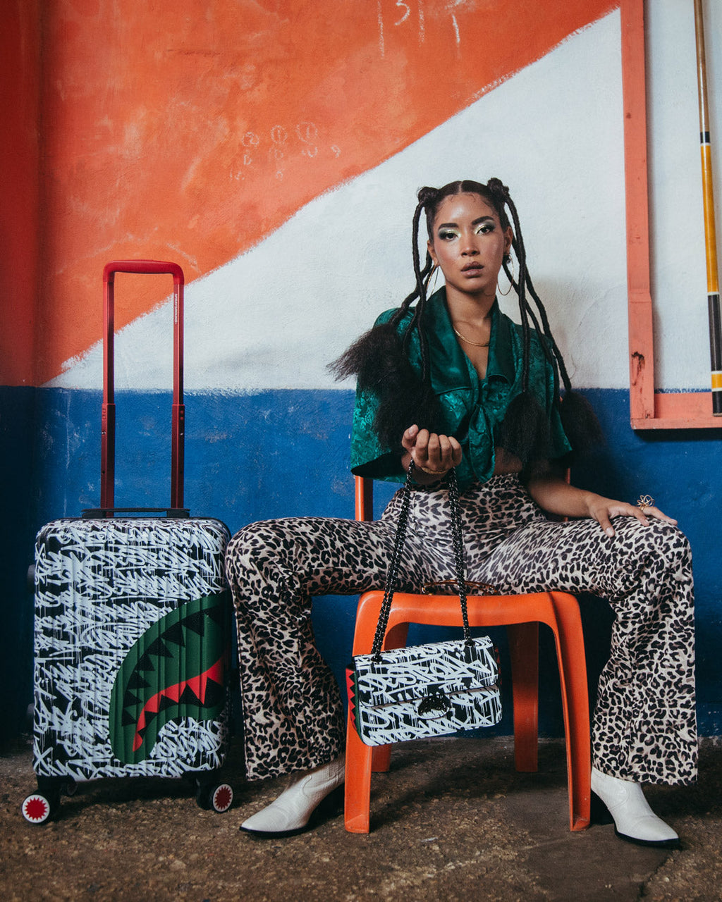 NIGHT NIGHT SHARKCHAIN HANDBAG