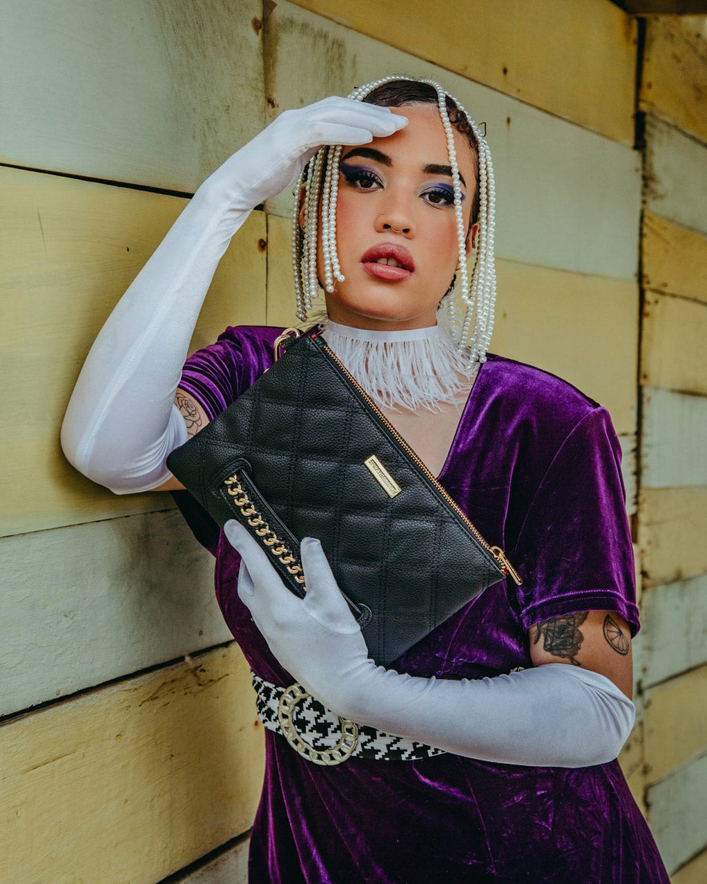 NOIR QUILT GOLD CHAIN SHARK CROSSOVER CLUTCH