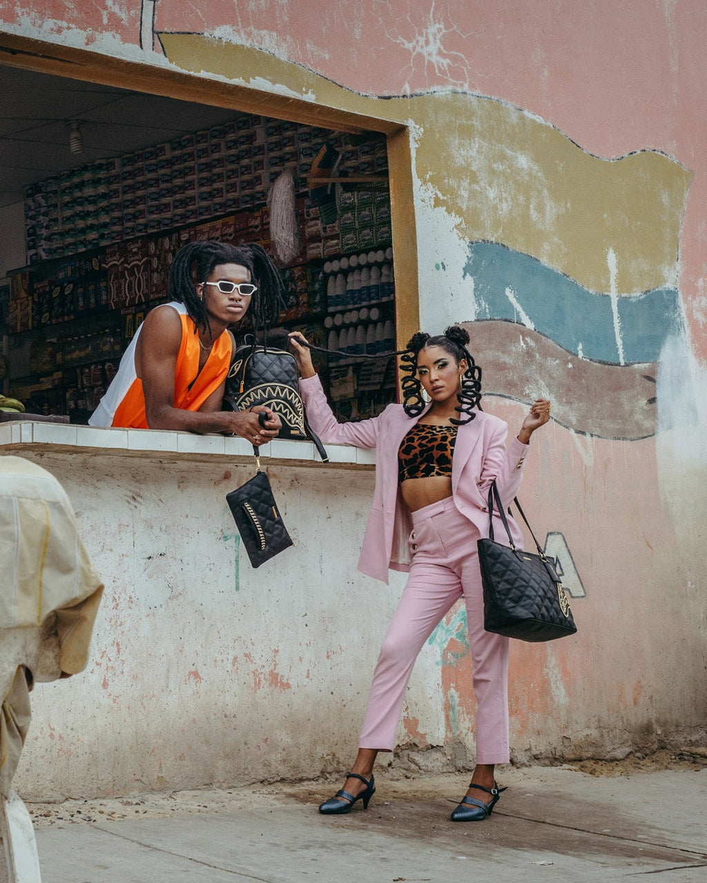 NOIR QUILT GOLD CHAIN SHARK CROSSOVER CLUTCH