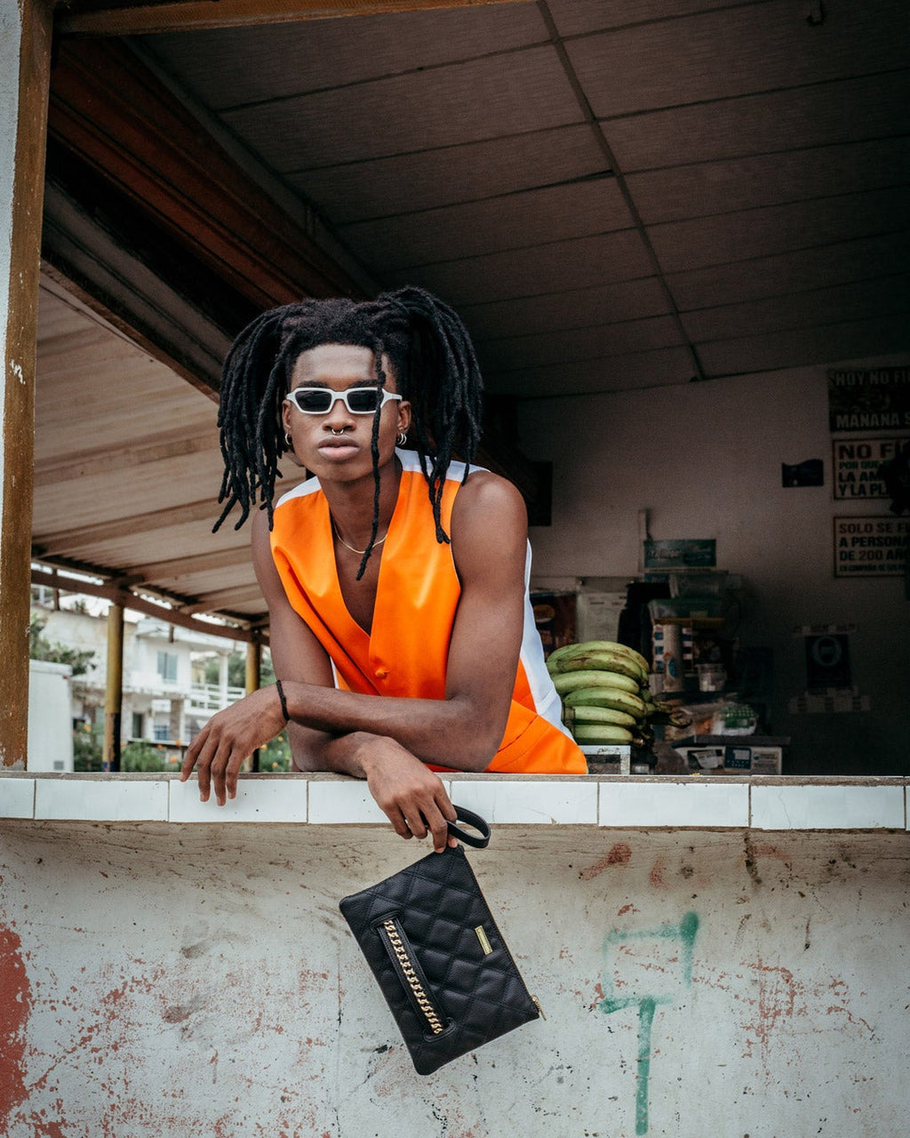 NOIR QUILT GOLD CHAIN SHARK CROSSOVER CLUTCH