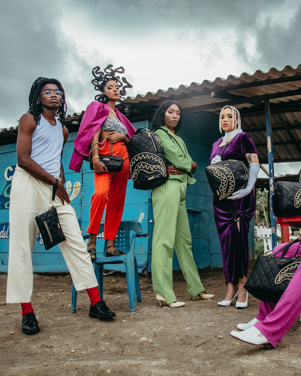 NOIR QUILT GOLD CHAIN SHARK CROSSOVER CLUTCH