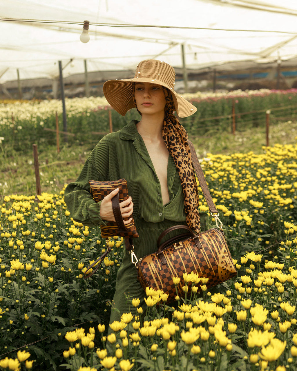 PARIS PAINT CROSSOVER CLUTCH