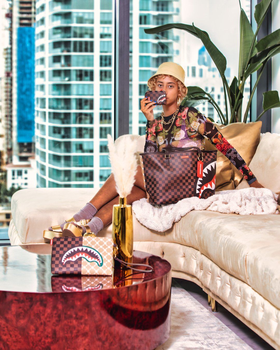 PARIS VS FLORENCE CROSSOVER CLUTCH