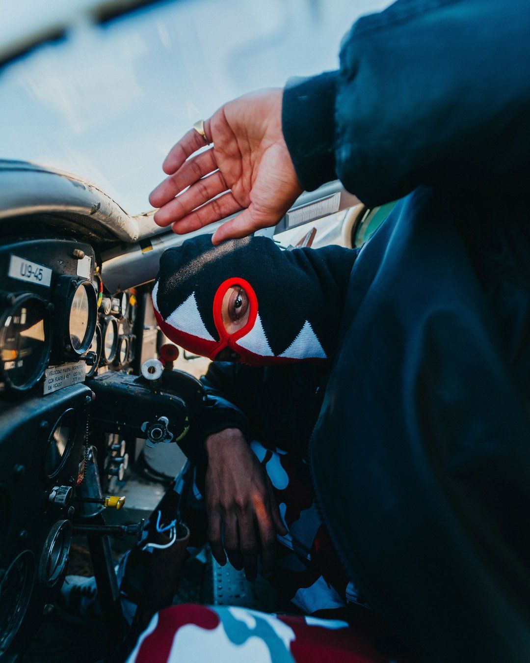 VERTICAL SHARK SKI MASK