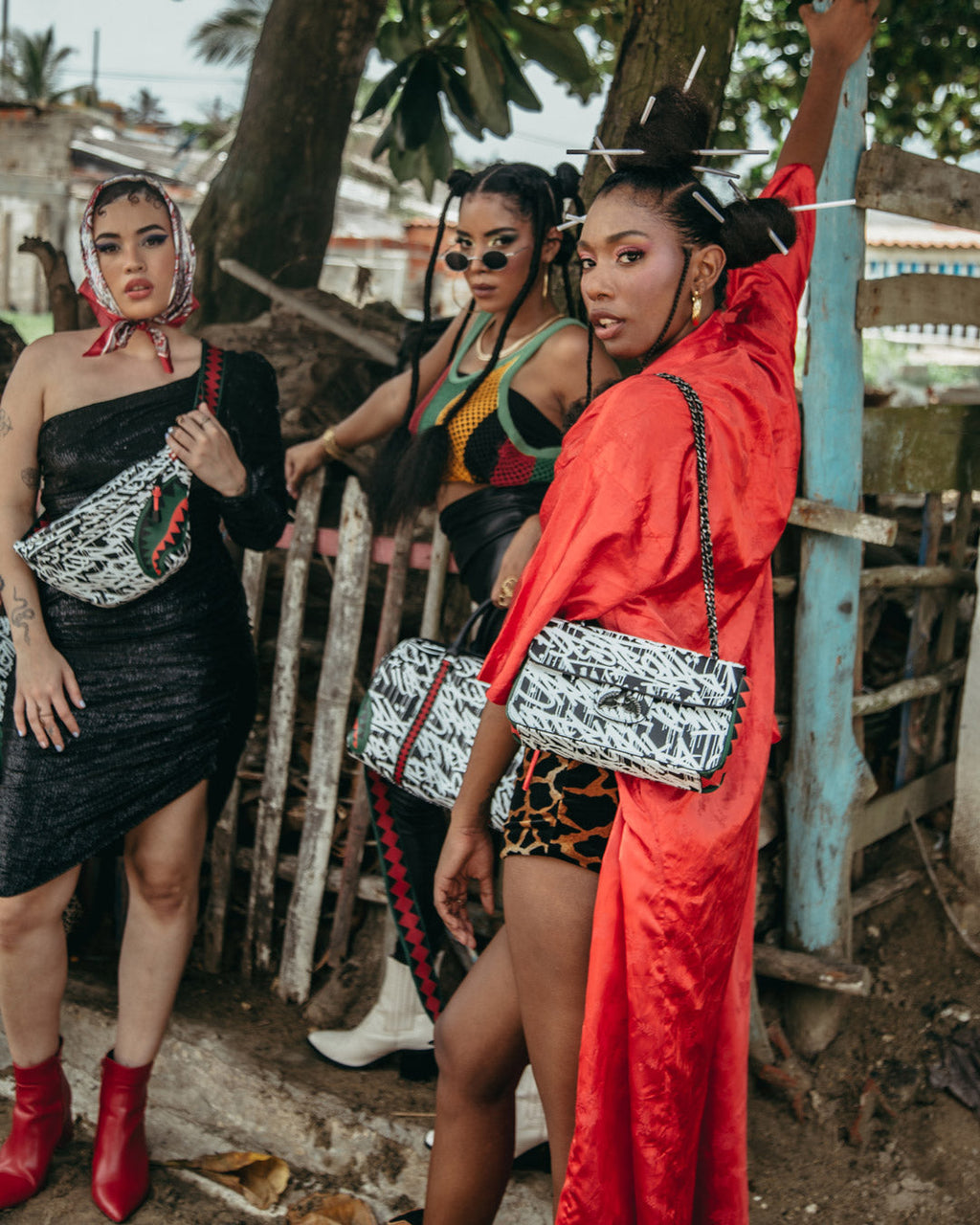 NIGHT NIGHT SHARKCHAIN HANDBAG